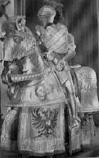 Armas del emperador sobre un caballo de madera, similar al que Pérez de robles poseía en su casa.